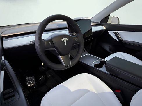 Used 2021 Tesla Model Y Long Range AWD/4WD image 29