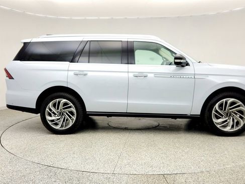 Used 2025 Lincoln Navigator Reserve AWD/4WD image 4