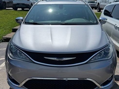 Used 2018 Chrysler Pacifica Limited w/ Tire & Wheel Group FWD image 1