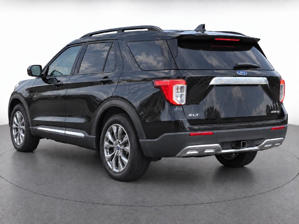 Used 2023 Ford Explorer XLT w/ Equipment Group 202A AWD/4WD image 4