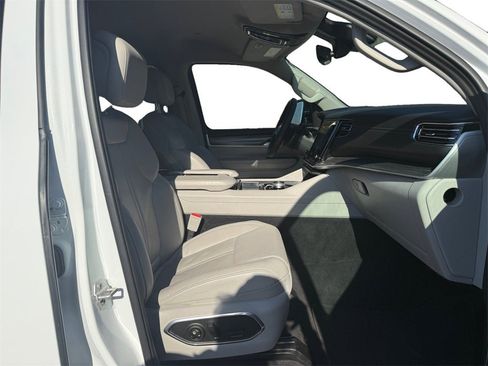 Used 2024 Jeep Wagoneer Series II w/ Flexible Seating Group image 15