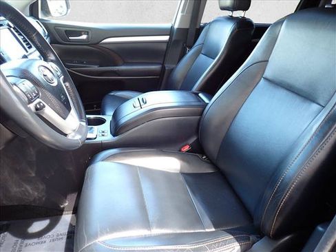 Used 2016 Toyota Highlander XLE w/ Four Season Floor Mat Package AWD/4WD image 14