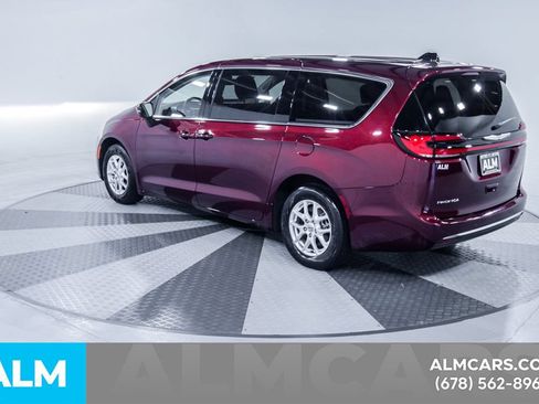 Used 2023 Chrysler Pacifica Touring-L FWD image 7
