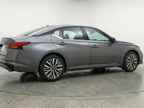 Used 2025 Nissan Altima 2.5 SV FWD image 9