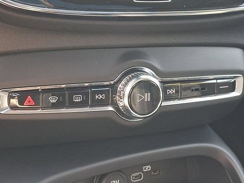 Certified 2023 Volvo XC40 B5 Ultimate w/ Protection Package Premier AWD/4WD image 17