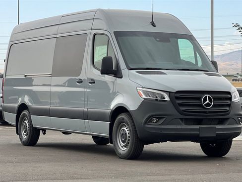 Used 2024 Mercedes-Benz Sprinter 2500 image 7