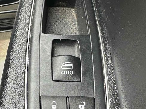 Used 2016 Chrysler 300 S RWD image 28