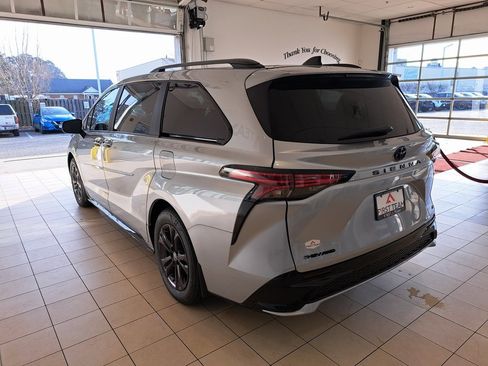 Used 2025 Toyota Sienna XSE image 11