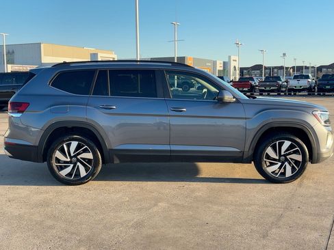 Used 2024 Volkswagen Atlas SE image 2