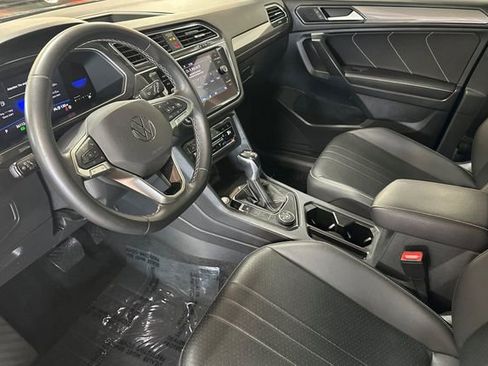 Used 2022 Volkswagen Tiguan SE w/ Panoramic Sunroof Package image 12