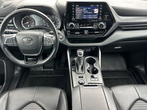 Used 2022 Toyota Highlander XSE AWD/4WD image 3