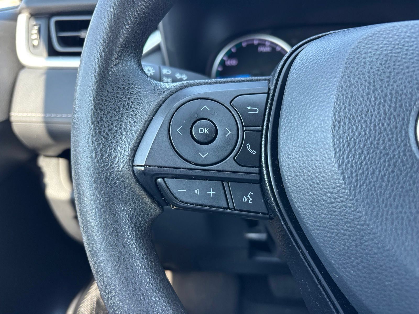Used 2021 Toyota RAV4 LE AWD/4WD image 23