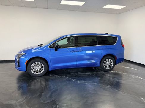 New 2027 Chrysler Pacifica Select AWD/4WD image 22