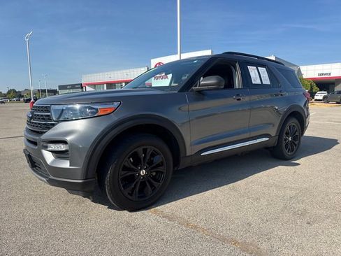 Used 2022 Ford Explorer XLT w/ Equipment Group 202A AWD/4WD image 2