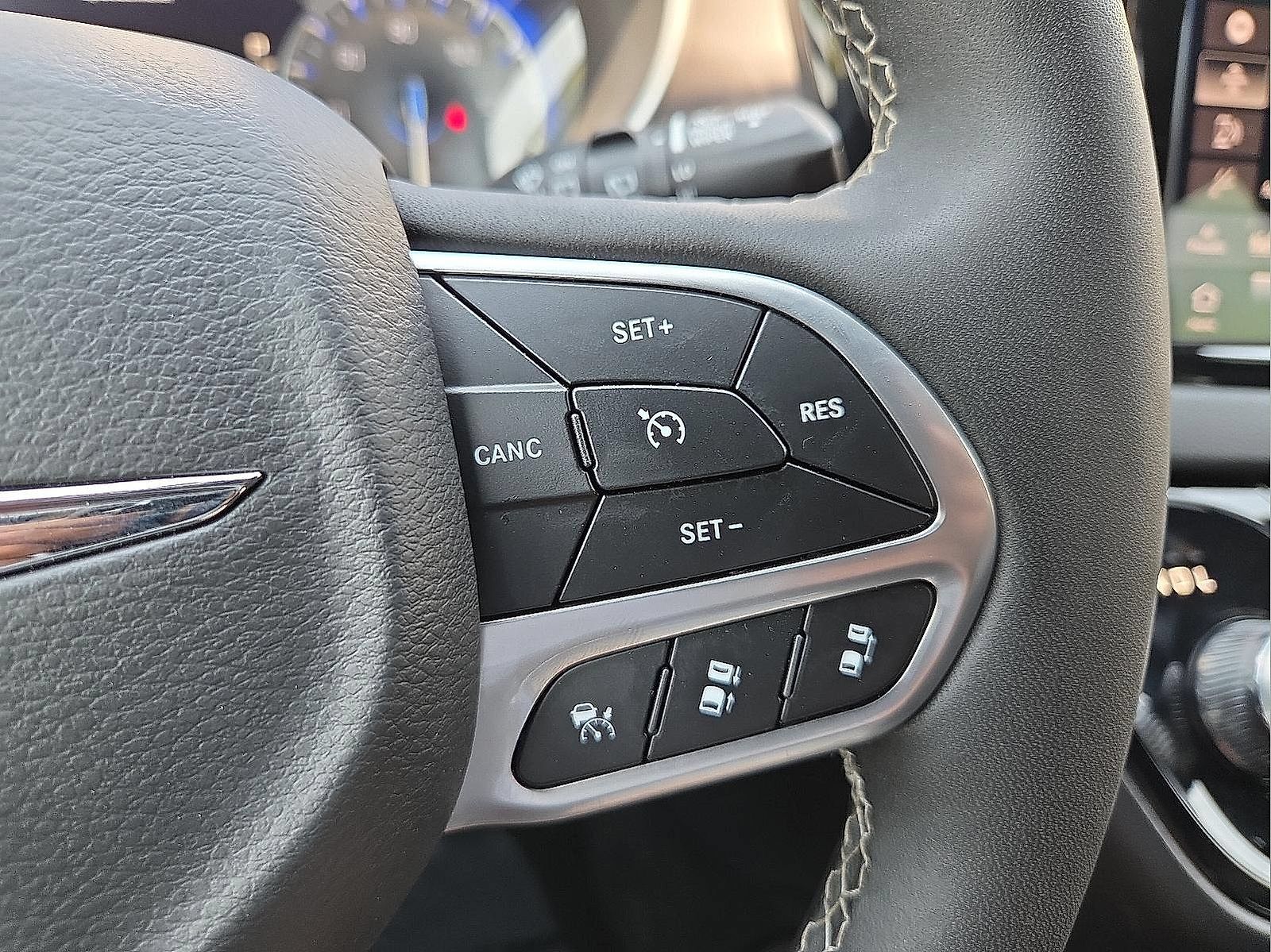 Used 2025 Chrysler Pacifica Select FWD image 19
