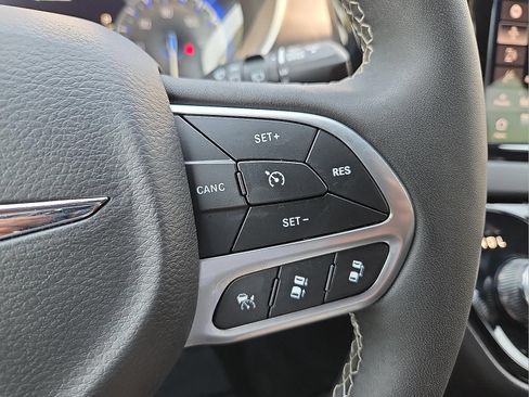Used 2025 Chrysler Pacifica Select FWD image 19
