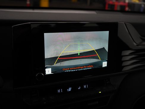 Used 2025 Toyota Camry SE image 19