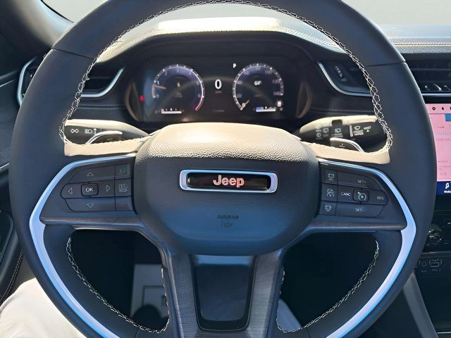 Used 2025 Jeep Grand Cherokee Limited AWD/4WD image 12