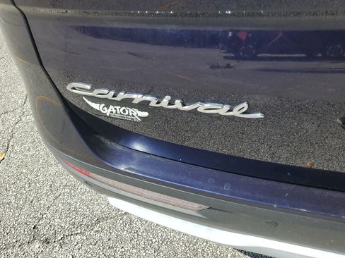 Used 2022 Kia Carnival LX image 7