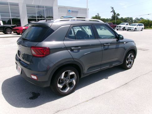 Used 2024 Hyundai Venue SEL FWD image 4