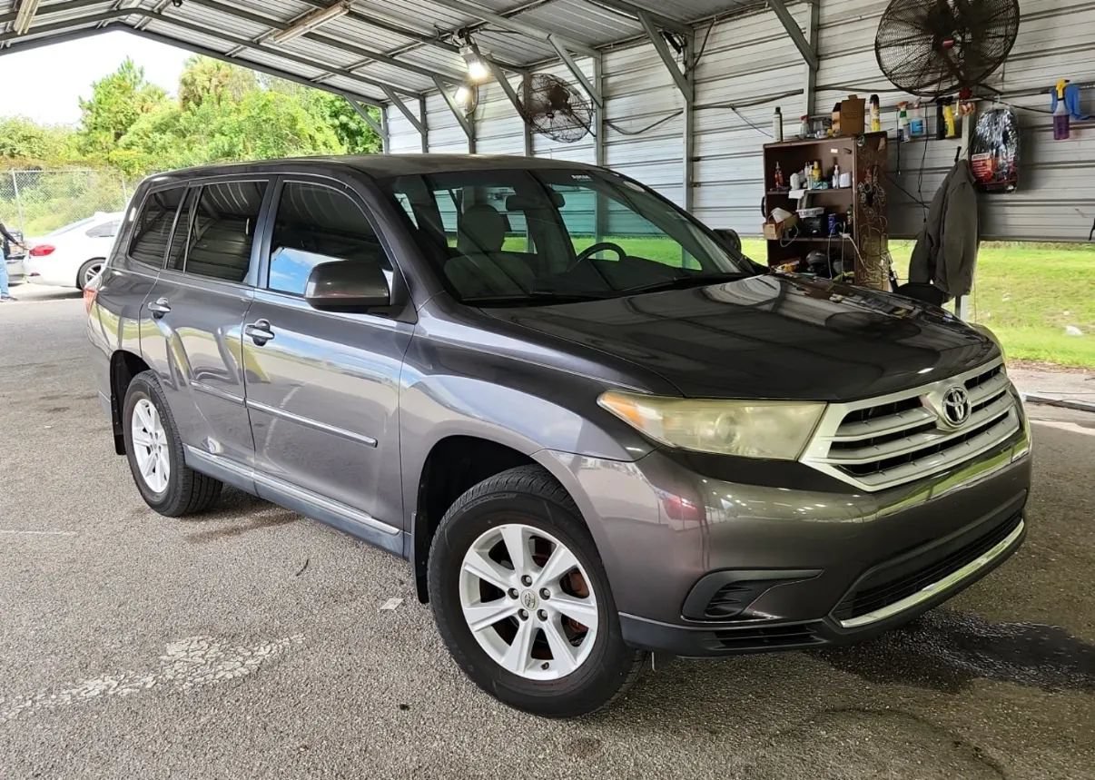 Used 2013 Toyota Highlander FWD image 3