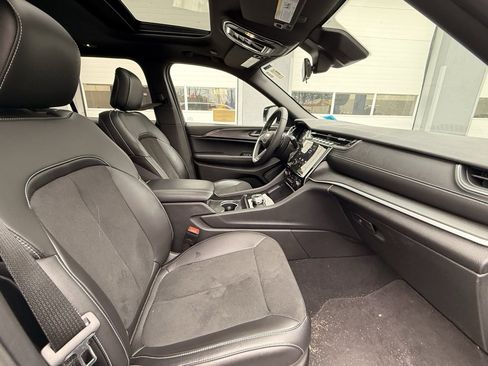 Certified 2025 Jeep Grand Cherokee Altitude image 13