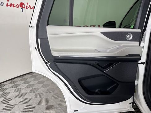 New 2025 Lincoln Navigator Reserve image 18