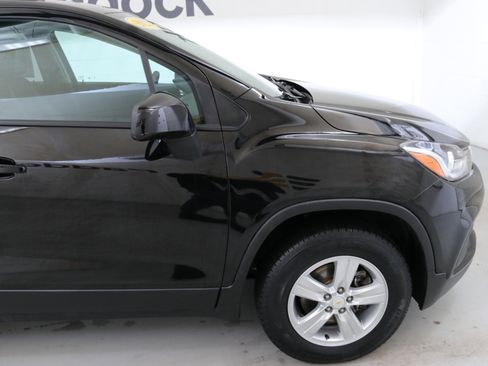 Used 2022 Chevrolet Trax LT w/ LT Convenience Package image 11