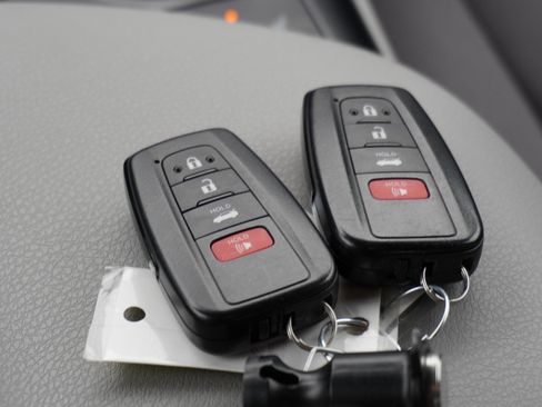 Used 2019 Toyota Camry LE image 17