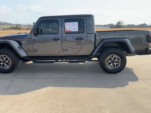 Used 2024 Jeep Gladiator Rubicon AWD/4WD image 6