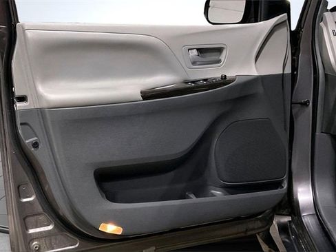 Used 2019 Toyota Sienna XLE image 23