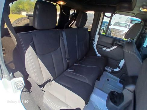 Used 2016 Jeep Wrangler Unlimited Sahara w/ Connectivity Group AWD/4WD image 14