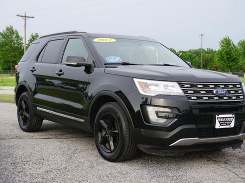 Used 2017 Ford Explorer XLT AWD/4WD image 4