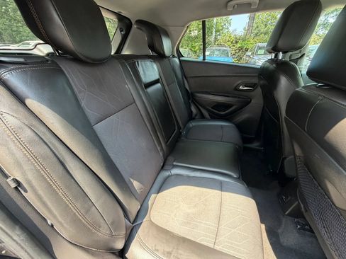 Used 2019 Chevrolet Trax LT w/ LT Convenience Package FWD image 12