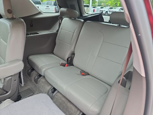 Used 2018 Chevrolet Traverse LT FWD image 16
