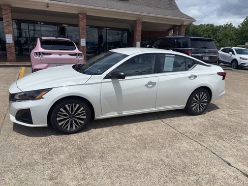 Used 2025 Nissan Altima 2.5 SV FWD image 1
