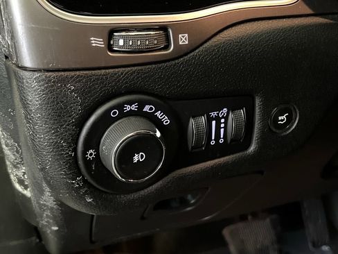 Used 2019 Jeep Cherokee Limited image 18