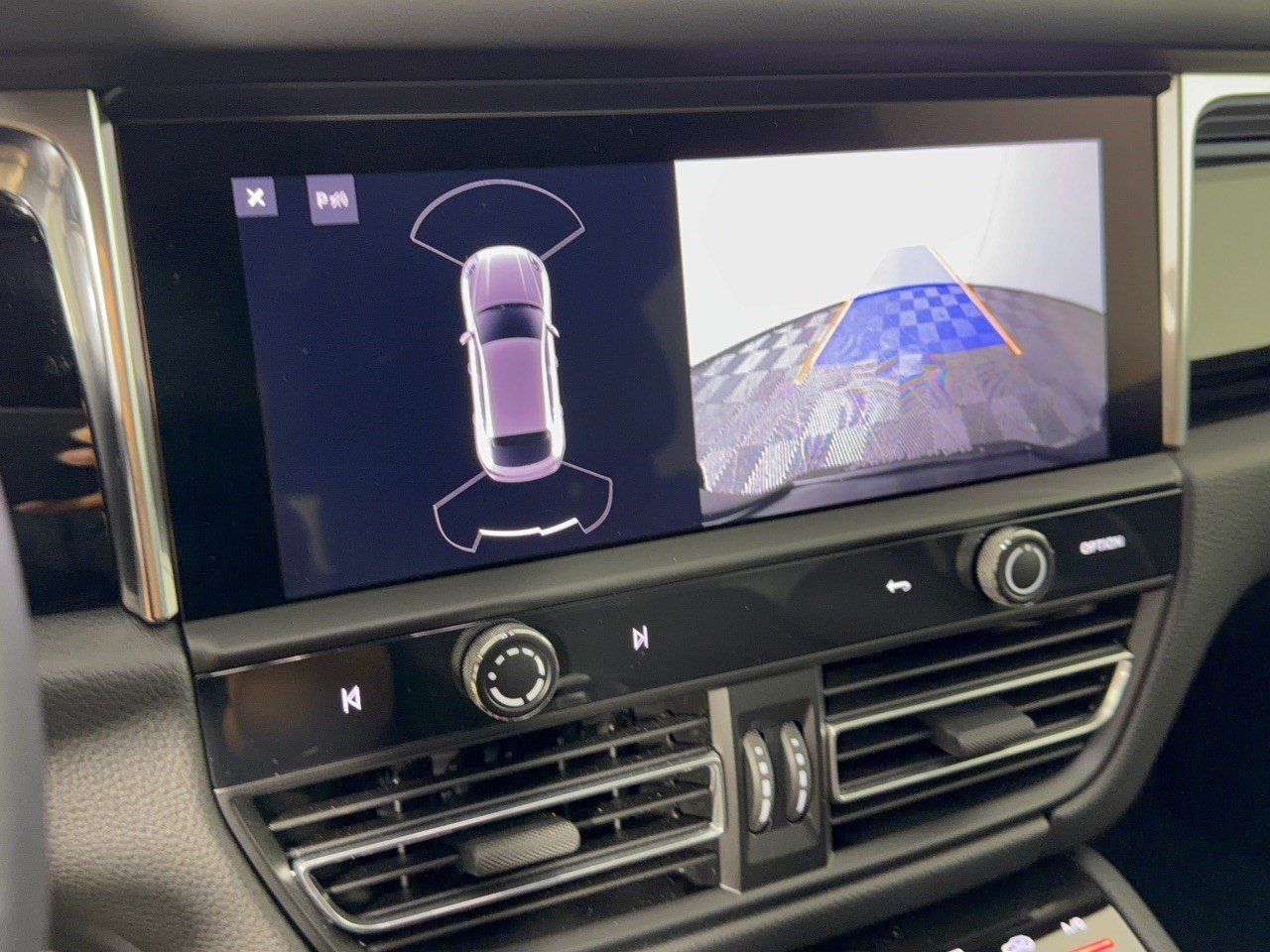 Certified 2025 Porsche Macan Turbo AWD/4WD image 24