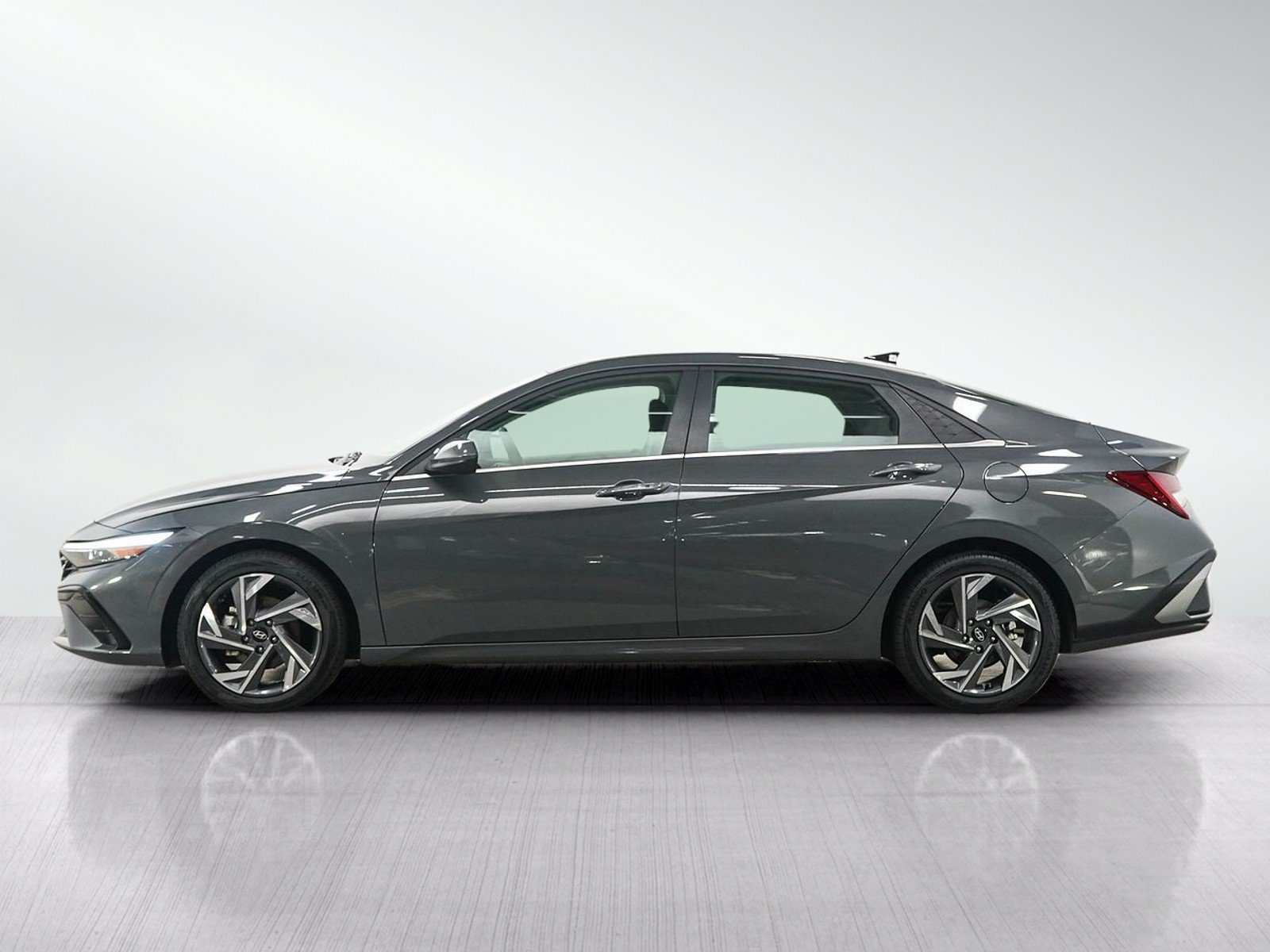 Used 2025 Hyundai Elantra SEL FWD image 2