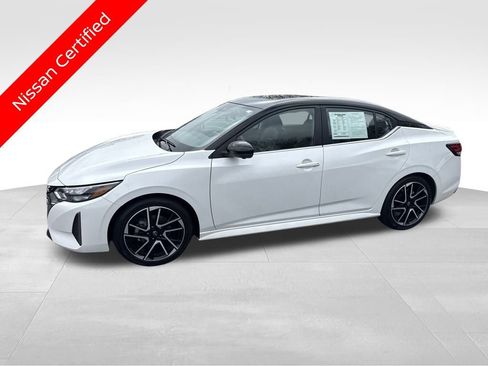 Used 2025 Nissan Sentra SR w/ SR Premium Package image 2