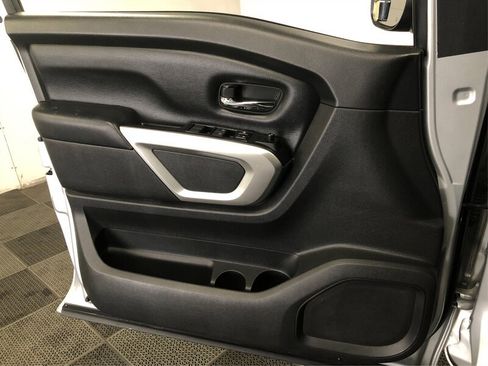 Used 2018 Nissan Titan SV image 13