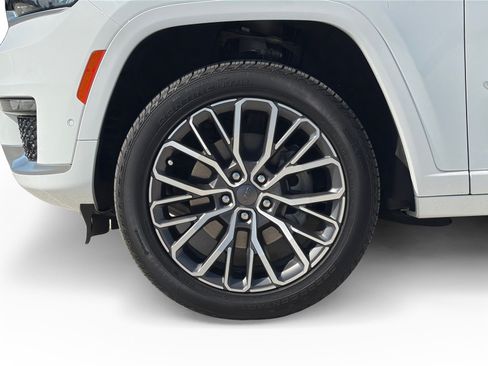 Used 2025 Jeep Grand Cherokee L Summit AWD/4WD image 9