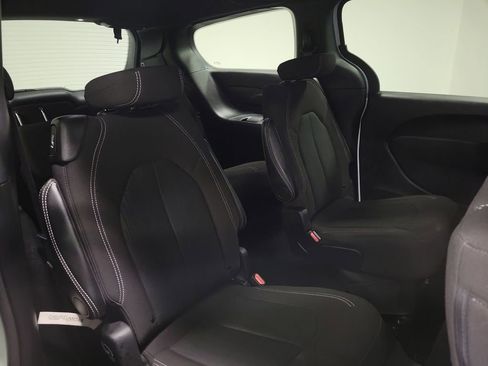 Used 2024 Chrysler Pacifica Touring FWD image 21