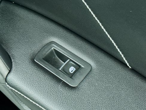 Used 2022 Volkswagen Tiguan SE w/ Panoramic Sunroof Package FWD image 28