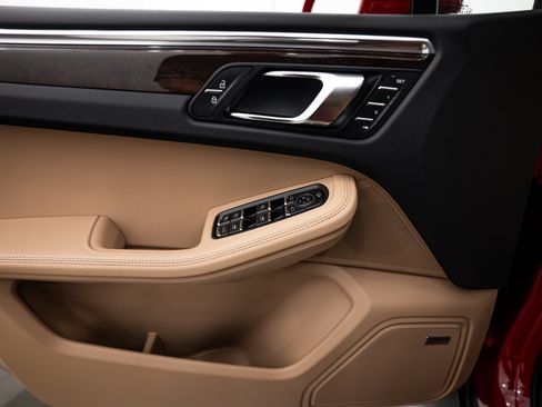 Certified 2026 Porsche Macan AWD/4WD image 16