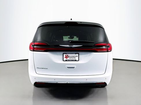 Used 2024 Chrysler Pacifica Touring-L FWD image 6