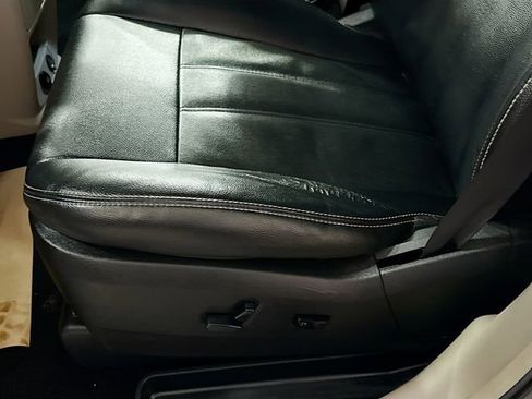 Used 2016 Chrysler Town & Country Touring w/ Driver Convenience Group image 19