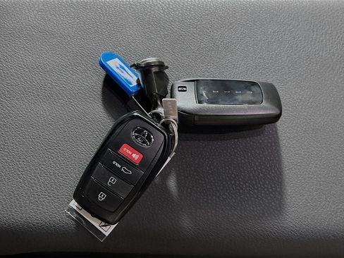 Used 2025 Toyota Camry SE w/ Convenience Package image 36