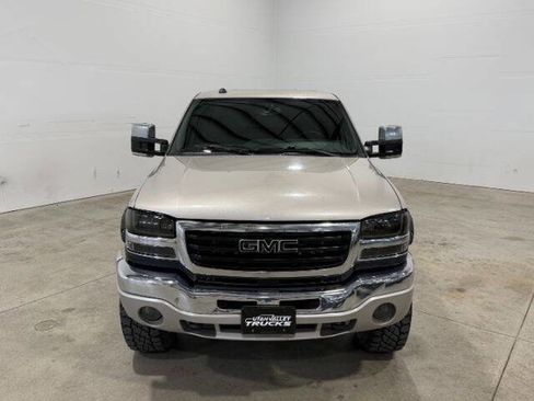 Used 2005 GMC Sierra 2500 SLE w/ Heavy-Duty Power Package AWD/4WD image 4