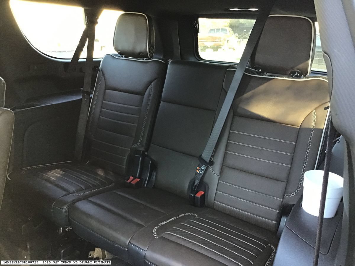 Used 2025 GMC Yukon XL Denali Ultimate AWD/4WD image 10